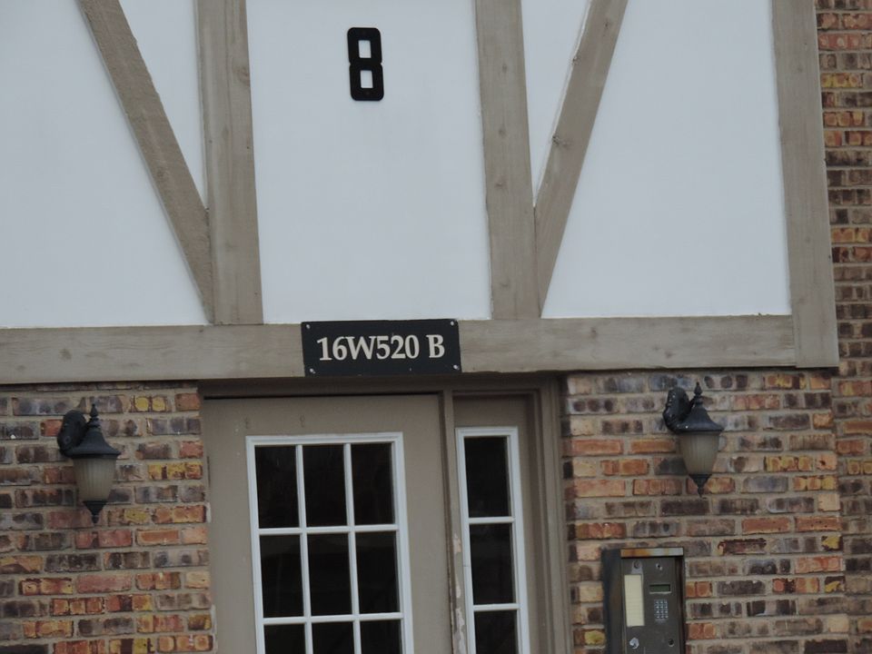 2nd image of 16W520 Lake Dr #8B-105