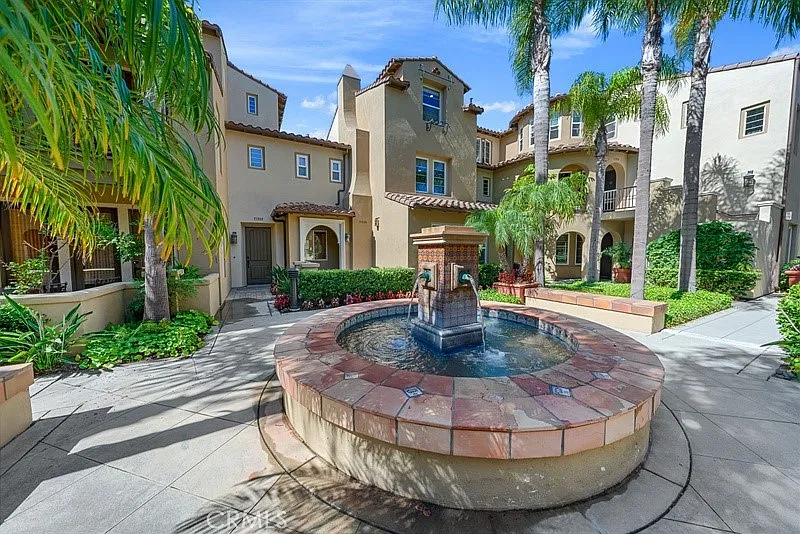 2 bed, 2.5 bath, 2670 sqft, $6,500 — Photo 3