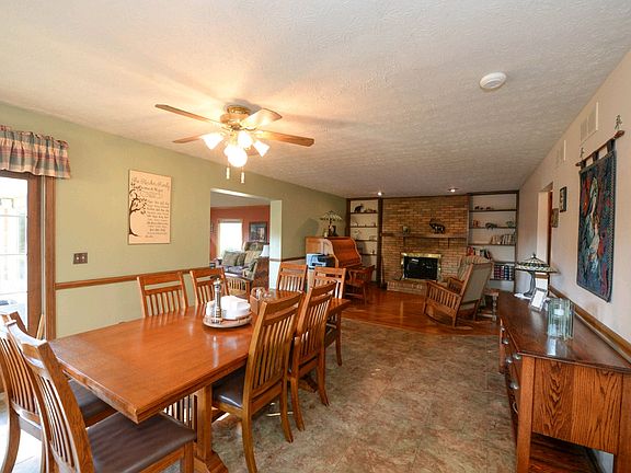 Large eat-in kitchen!