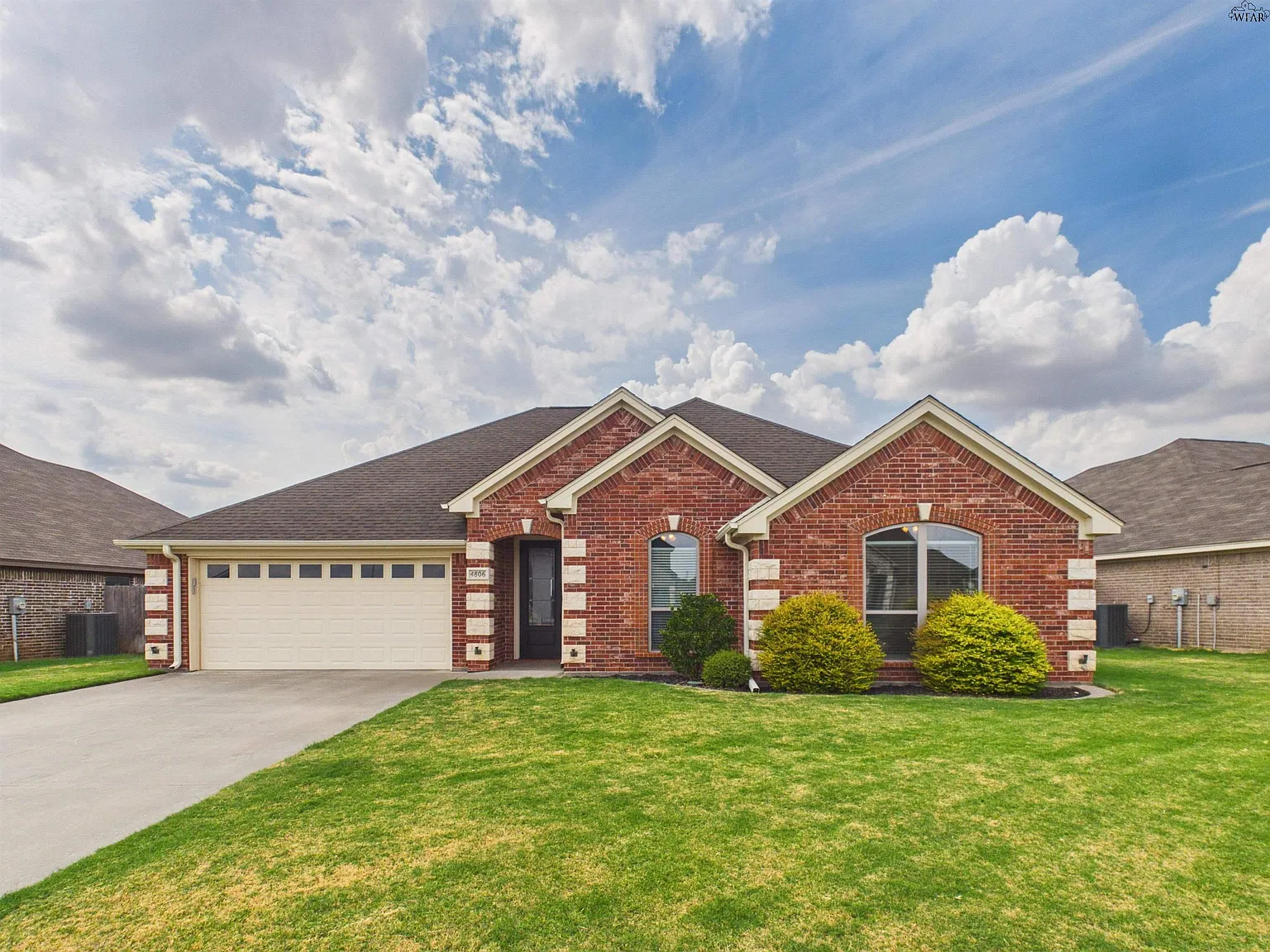 4 bed, 2.0 bath, 1922 sqft, $3,100 — Photo 1