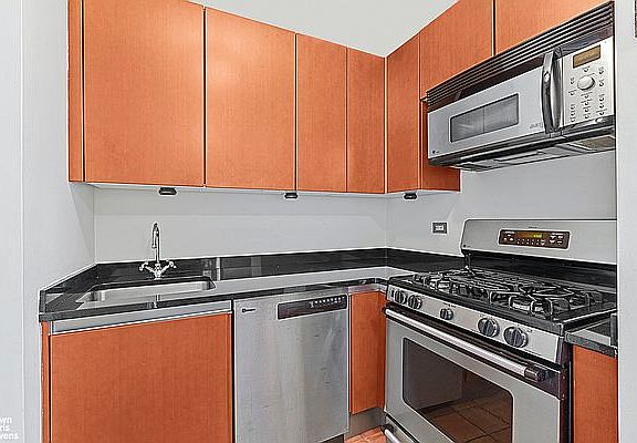 5th image of 250 E 40th St APT 9F