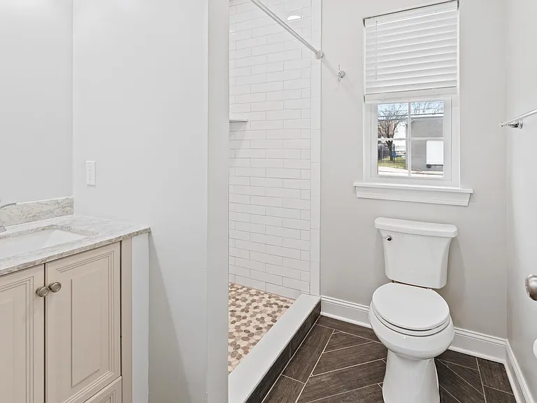 731 E Elm St — Photo 24