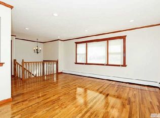 22 Pintail Ln, Levittown, NY 11756