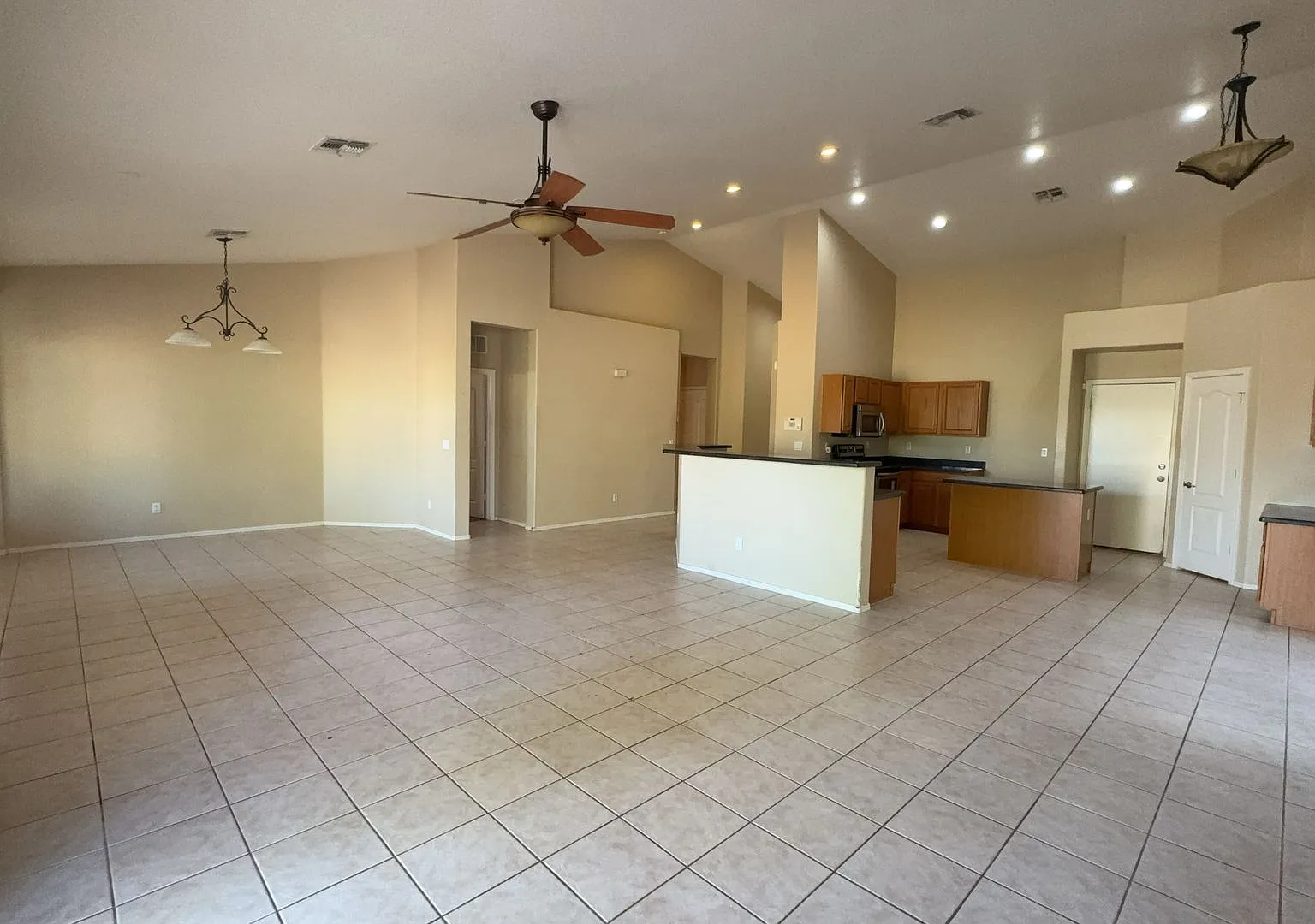 Open floor plan — Photo 3