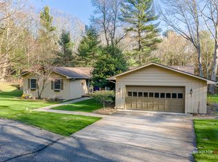 17176 Burkshire Dr, Grand Haven, MI 49417