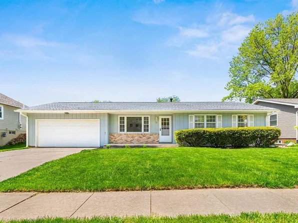 765 Keswick Dr, Iowa City, IA 52246
