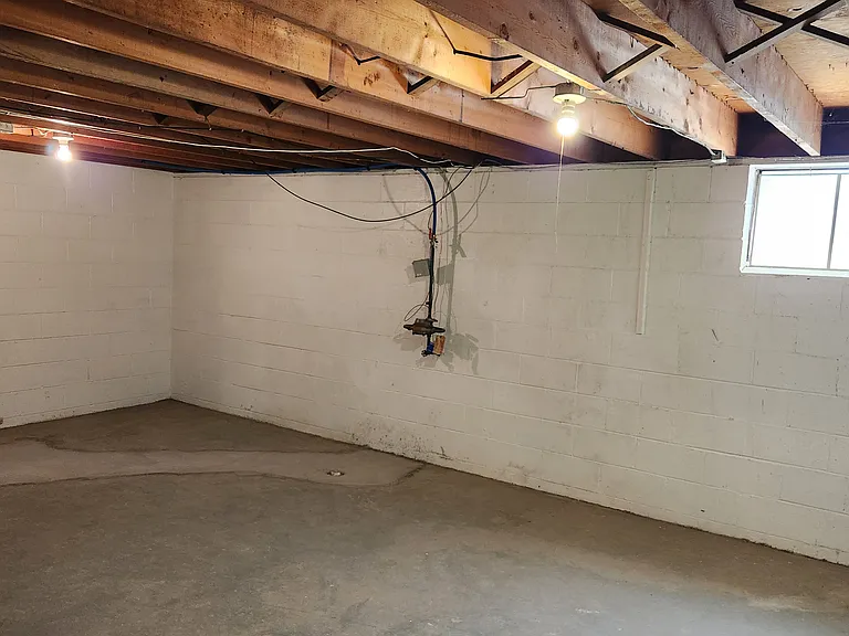 210 E North St — Photo 16
