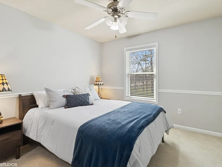 2nd bedroom, queen bed, walk-in closet.
