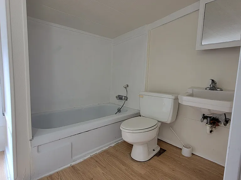 805 E Skagway Ave — Photo 2