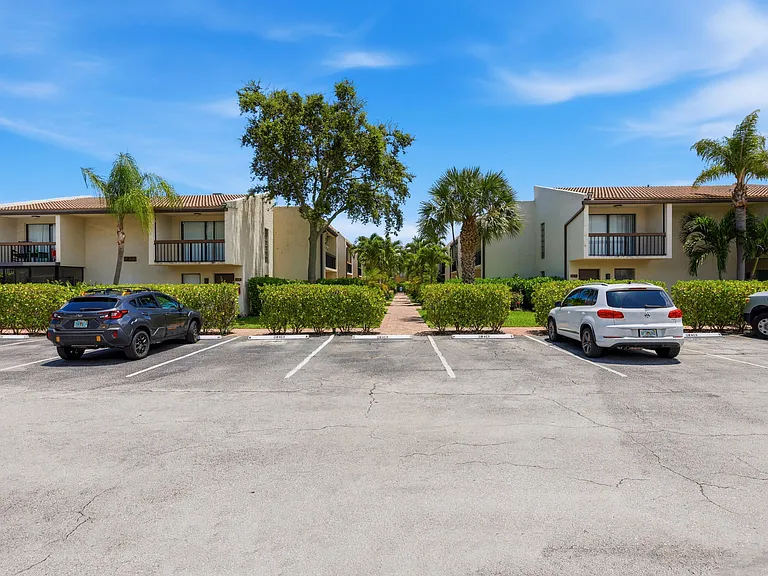 721 SE 1st Way #C11 — Photo 42