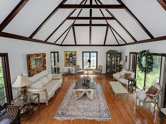 5th image of 1340 Wood Hill Ln