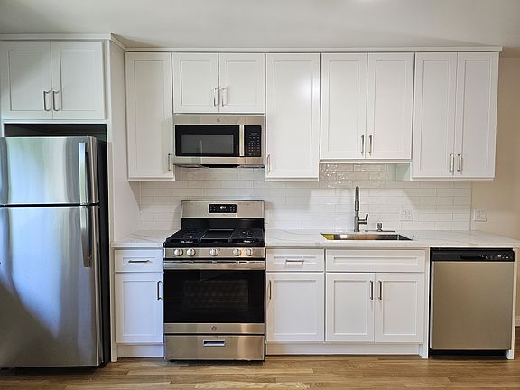 4th image of 3916 Kentucky Dr APT 2