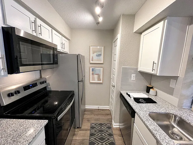 1520 Enclave Pkwy — Photo 9