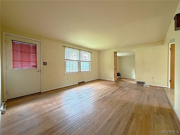 5th image of 5850 Seufert Rd