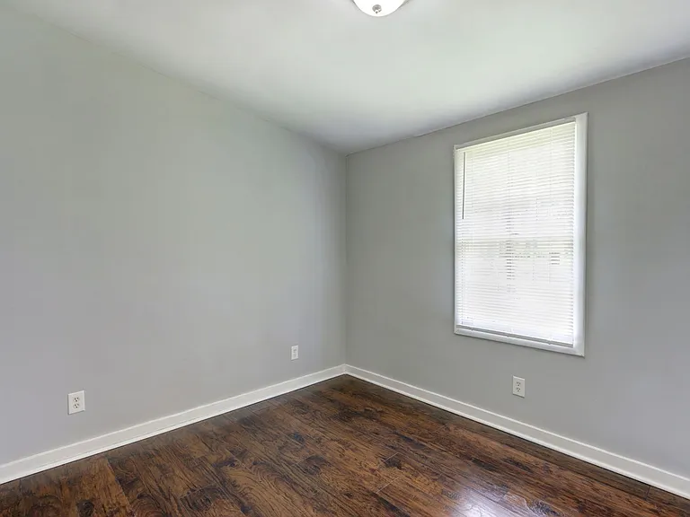 1814 E 39th St — Photo 10