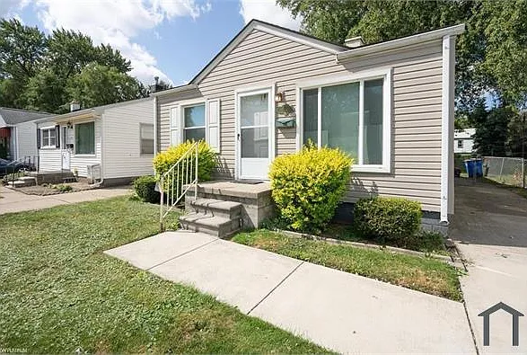 22803 Sharrow Ave — Photo 1