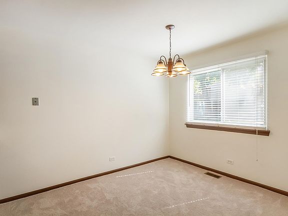 4th image of 713 Crescent Ct APT D1