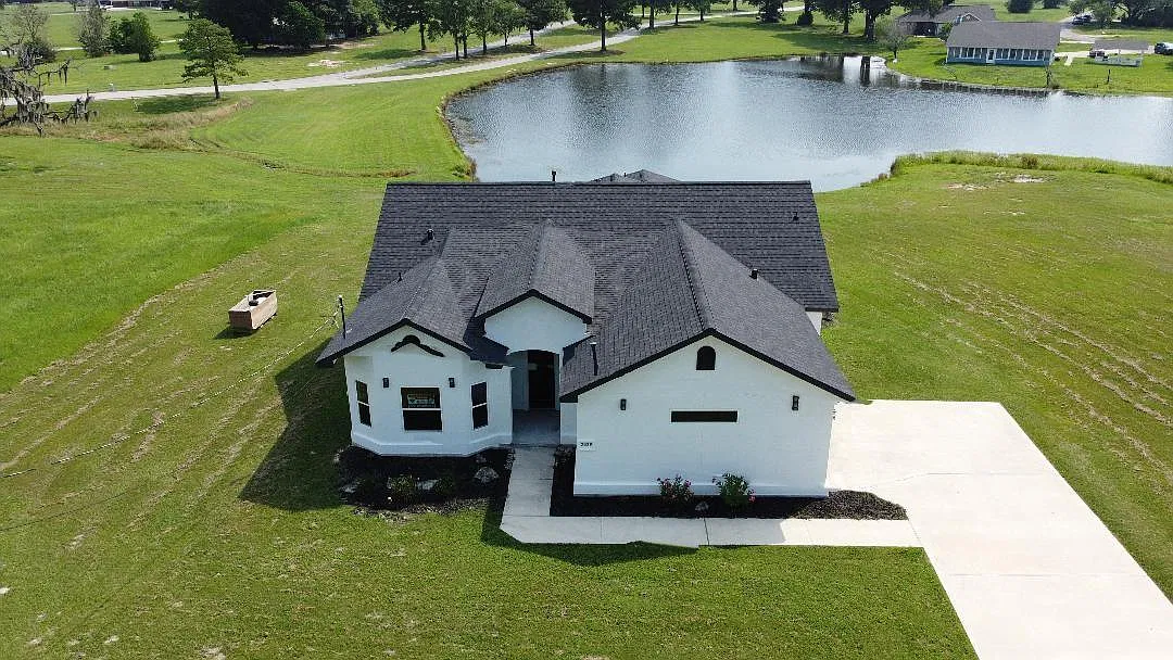 4 bed, 2.0 bath, 2700 sqft, $1,950 — Photo 1