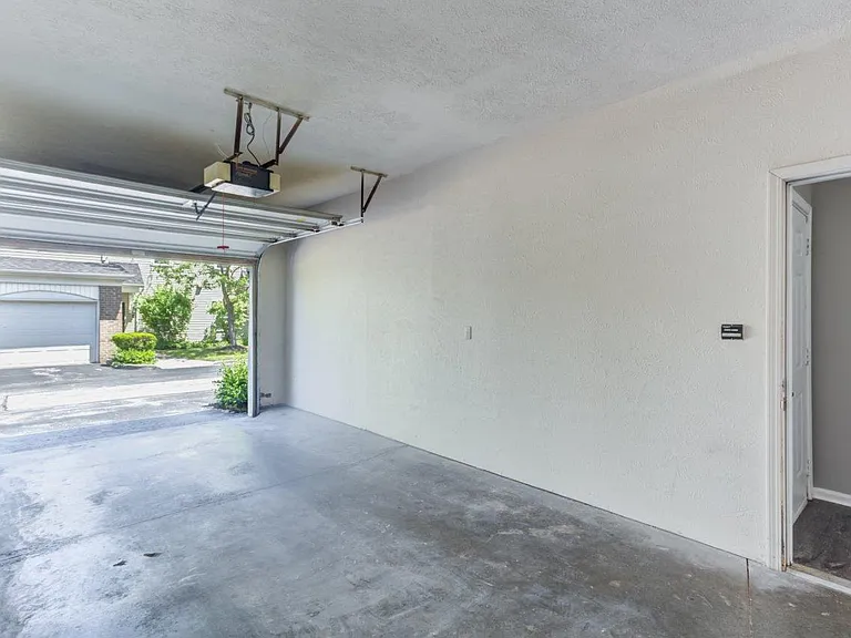 Avalon at Northbrook Apartments and Townhomes — Photo 10