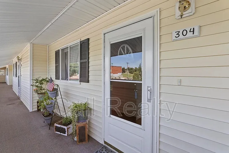 1 bed, 1.0 bath, 562 sqft, $1,045 — Photo 2