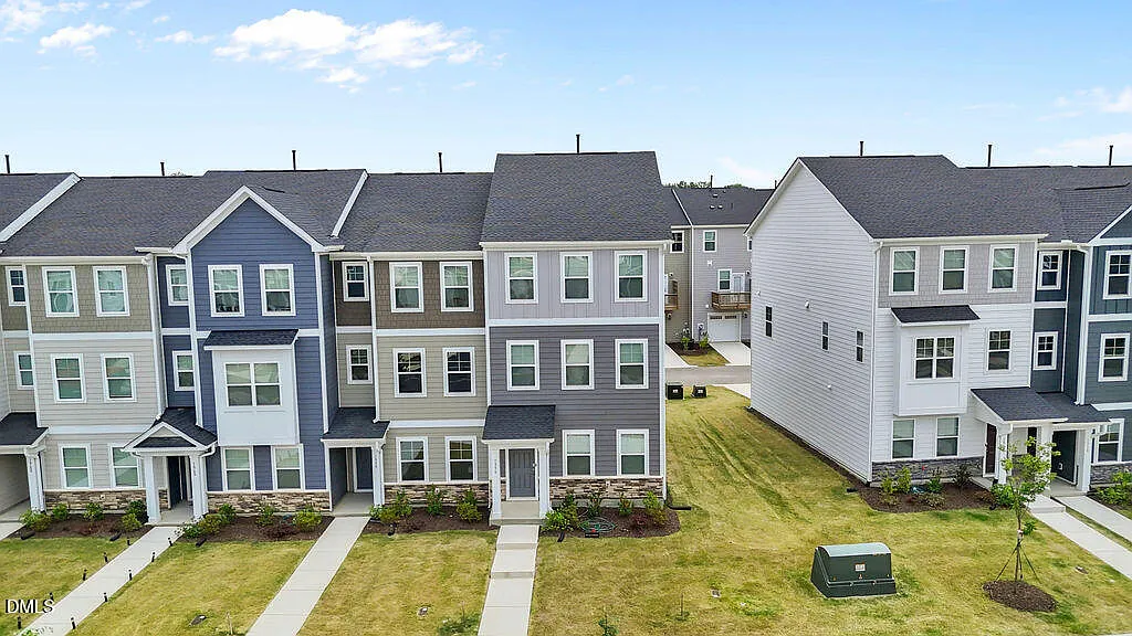 3 bed, 3.5 bath, 1800 sqft, $1,975 — Photo 3