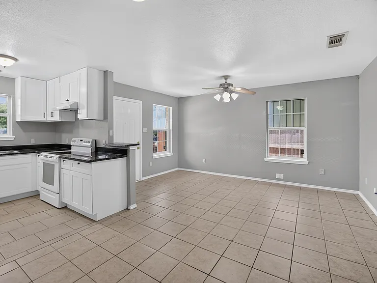 1424 E Mulkey St #1426 — Photo 8
