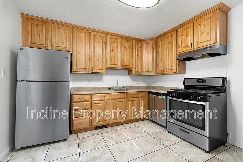 2 bed, 1.0 bath, 750 sqft, $1,300 — Photo 2