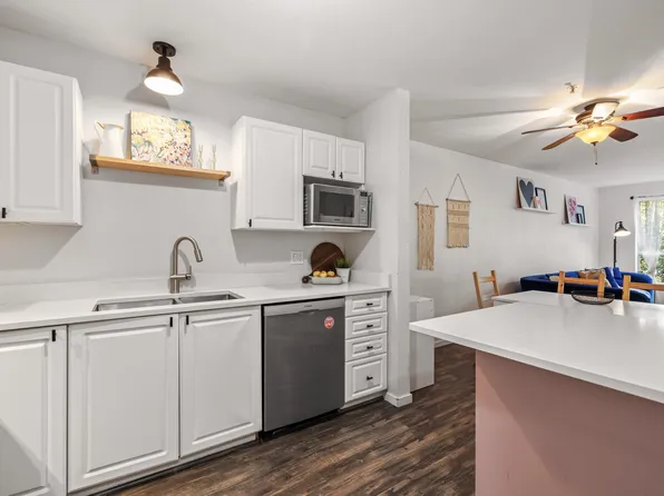 2551 Parkview Ln #208, Pt Coquitlam, BC V3C 6J8