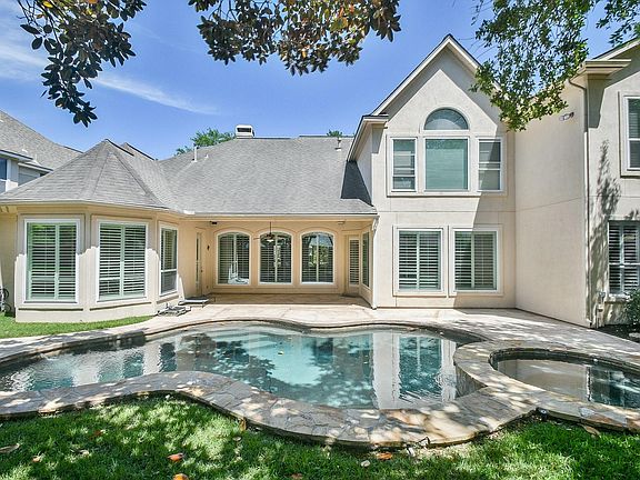 3rd image of 19 Clear Springs Ct