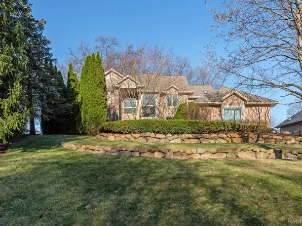 6060 Turnberry Dr, Commerce Township, MI 48382