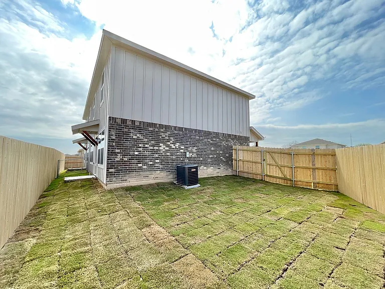 1708 Castroville Trl — Photo 26