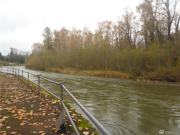 4th image of 629 Nisqually Ct SE