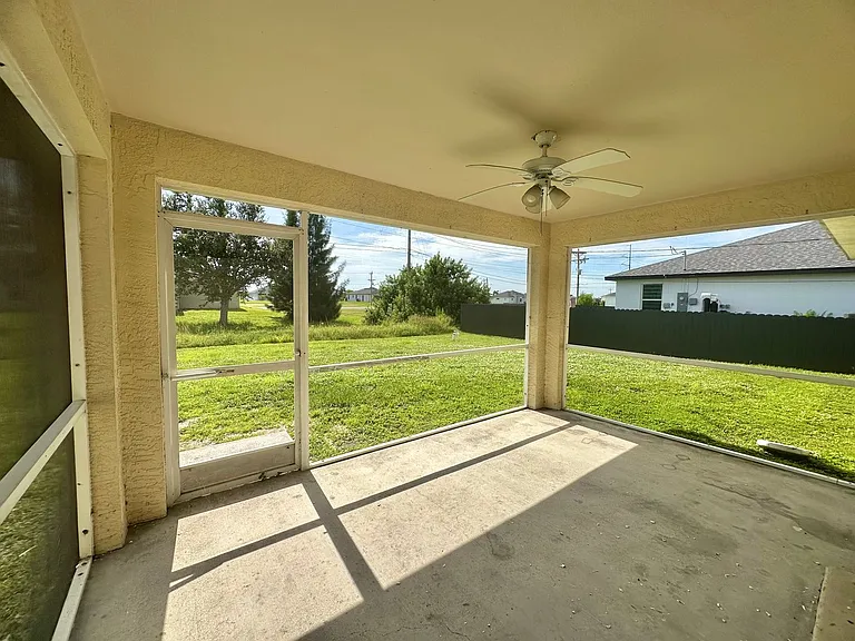 1137 NW Juanita Pl — Photo 2