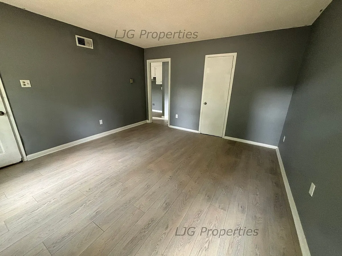 Living Room - 1835 Glen Ave