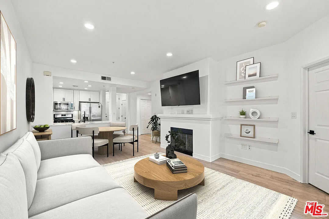 2 bed, 2.0 bath, 904 sqft, $4,575 — Photo 1