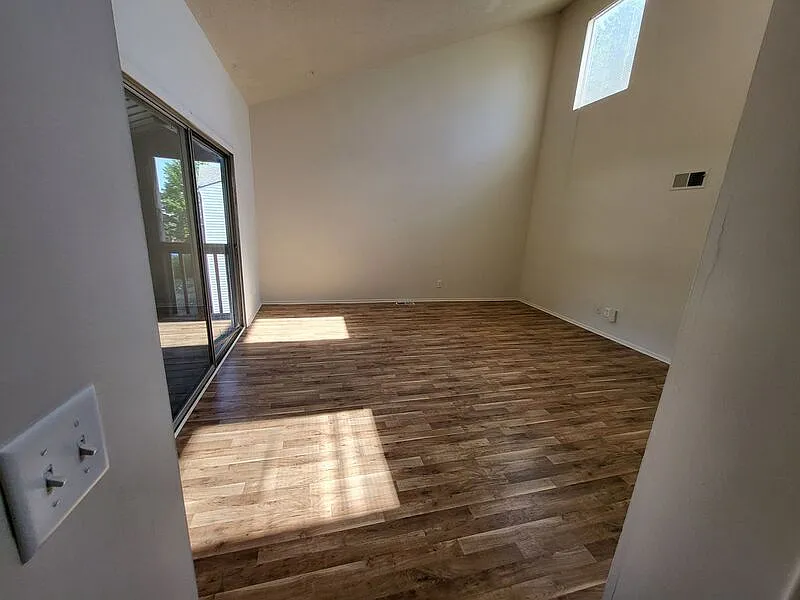 2 bed, 1.0 bath, $1,050 — Photo 4