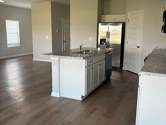 4th image of 1061 John Ave