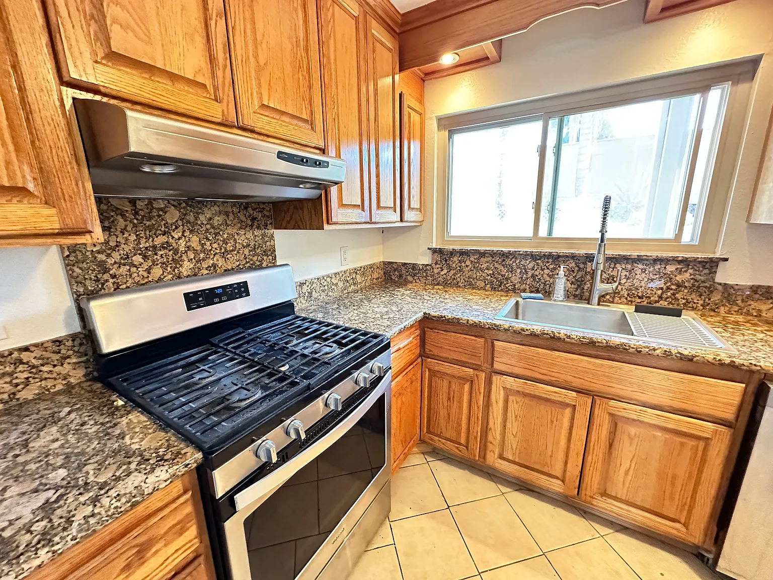 2 bed, 1056 sqft, $3,200 — Photo 4