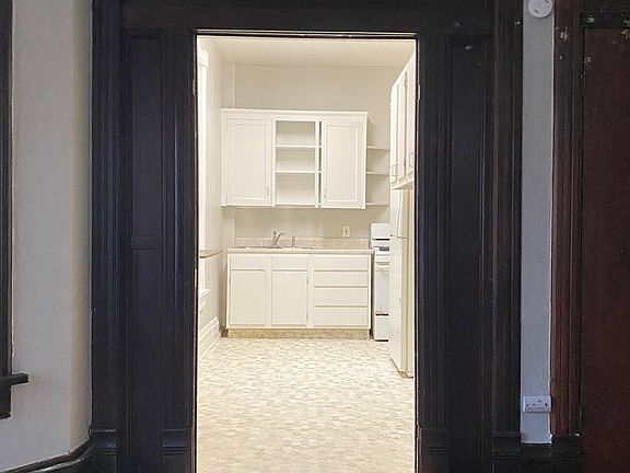 3rd image of 1018 S 31st St APT 4