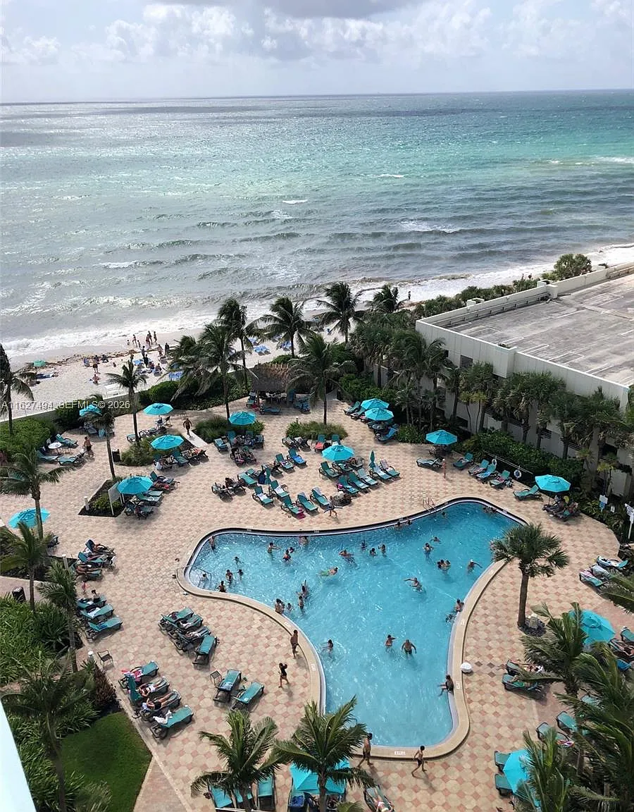 Tides On Hollywood Beach — Photo 1