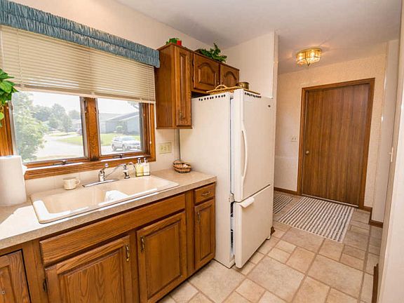 3rd image of 836 Creekridge Dr