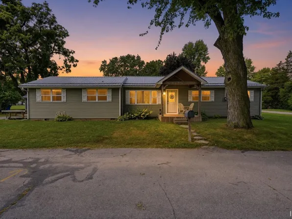 302 Gateway Ave, Churubusco, IN 46723