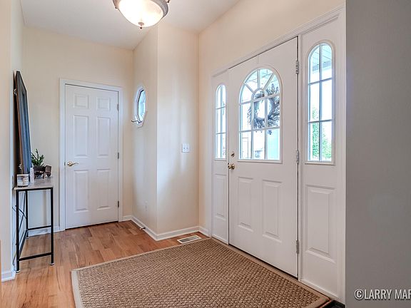 5th image of 107 W Calgary Dr