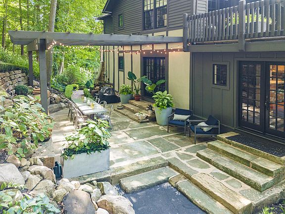 5th image of 342 E Elm St