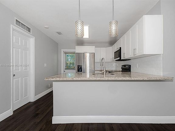 4th image of 846 NW 28th Ave