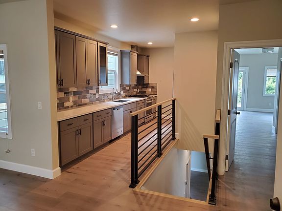 2nd image of 528 Kirkham St #528