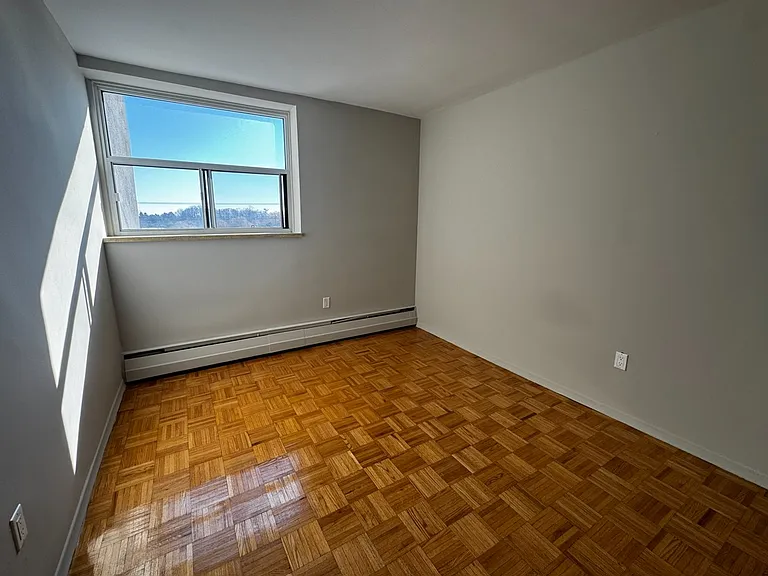 1219 Dundas St W — Photo 30
