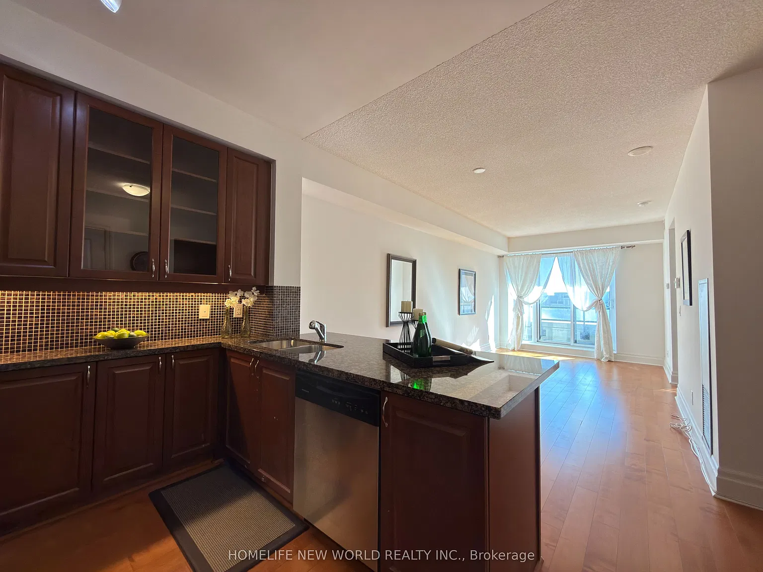 151 Upper Duke Cres — Photo 4