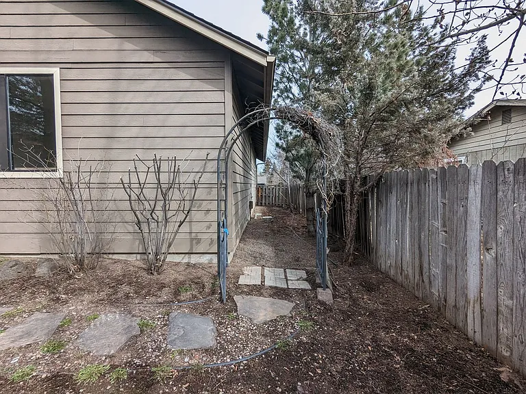 1147 NE Viking Ct — Photo 28