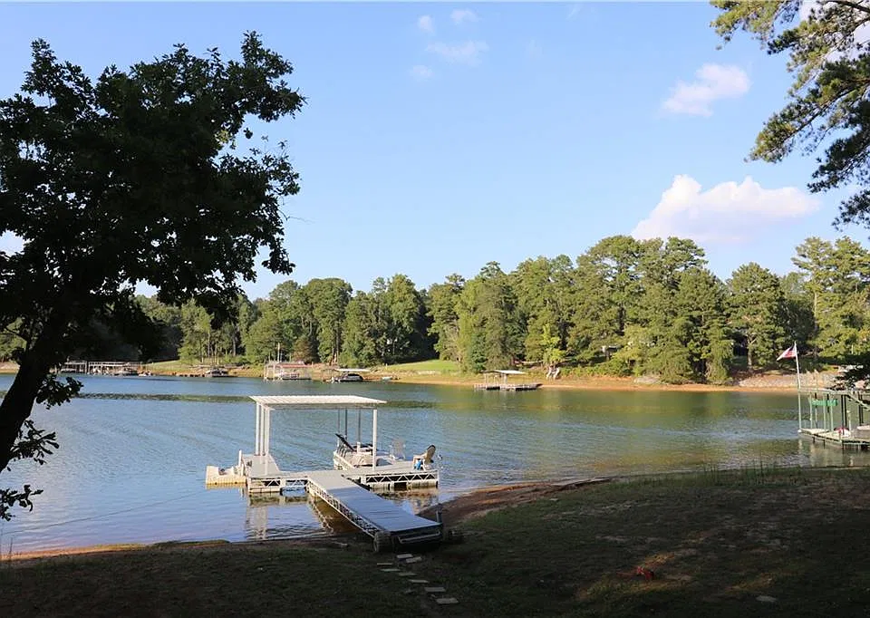 3235 Lakeside Dr
